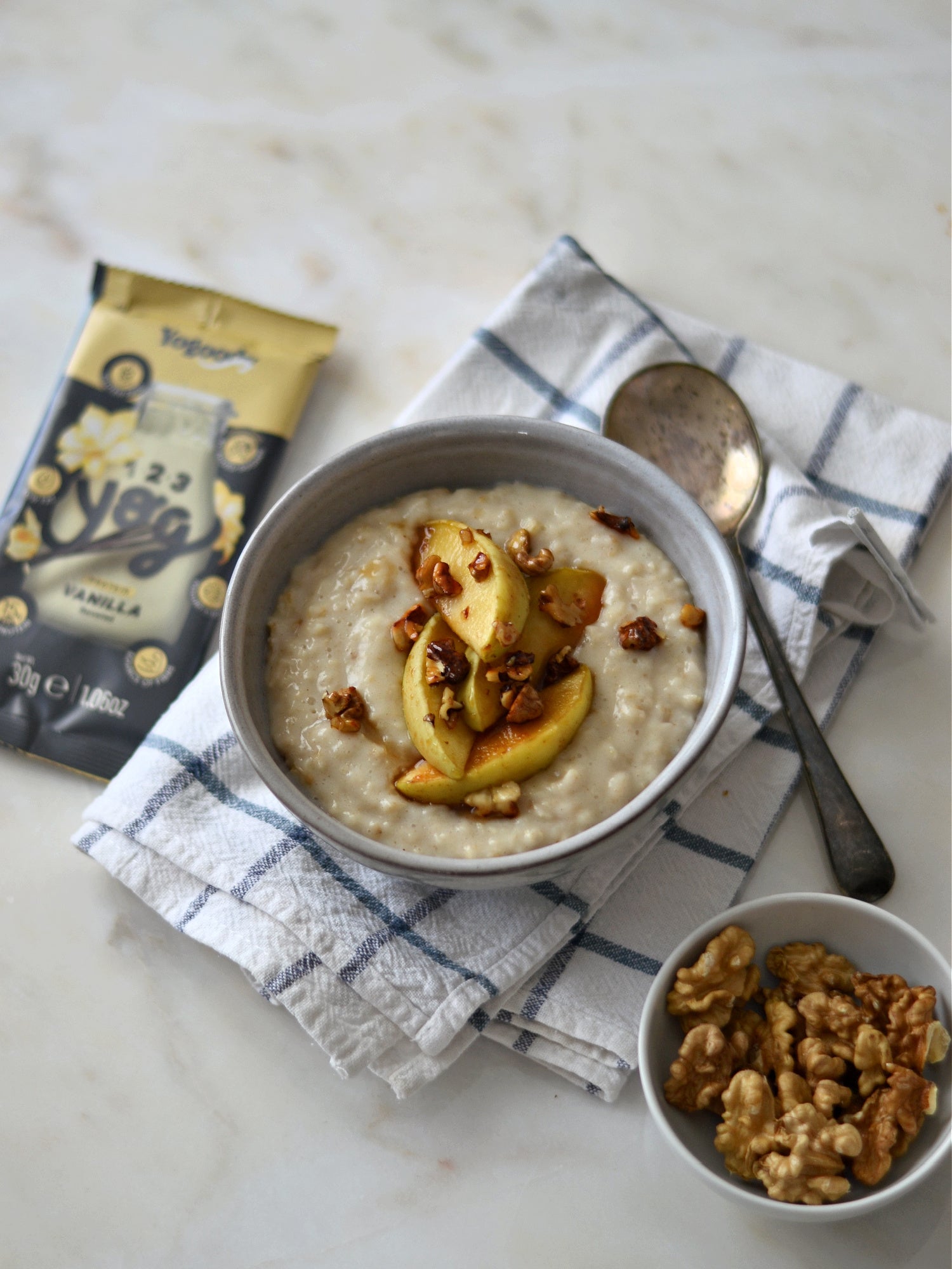 Recipe: Creamy Oatmeal Porridge with Cinnamon Apple Topping